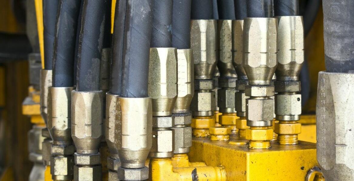 Jakie są kluczowe cechy maszyn do zakuwania węży hydraulicznych?