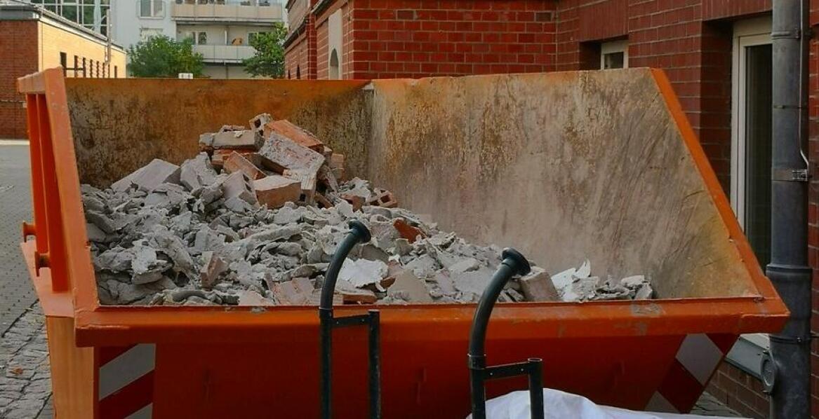 Przewodnik po wynajmie kontenerów na odpady budowlane dla klientów biznesowych