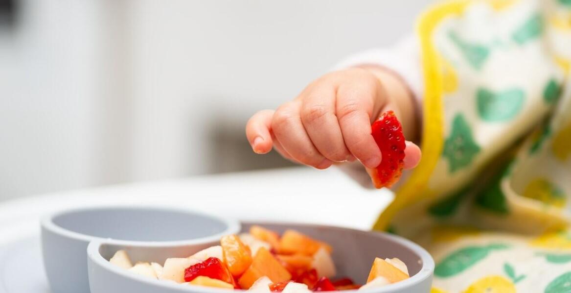 Jak silikonowa miseczka dla dzieci wspiera naukę samodzielnego jedzenia?