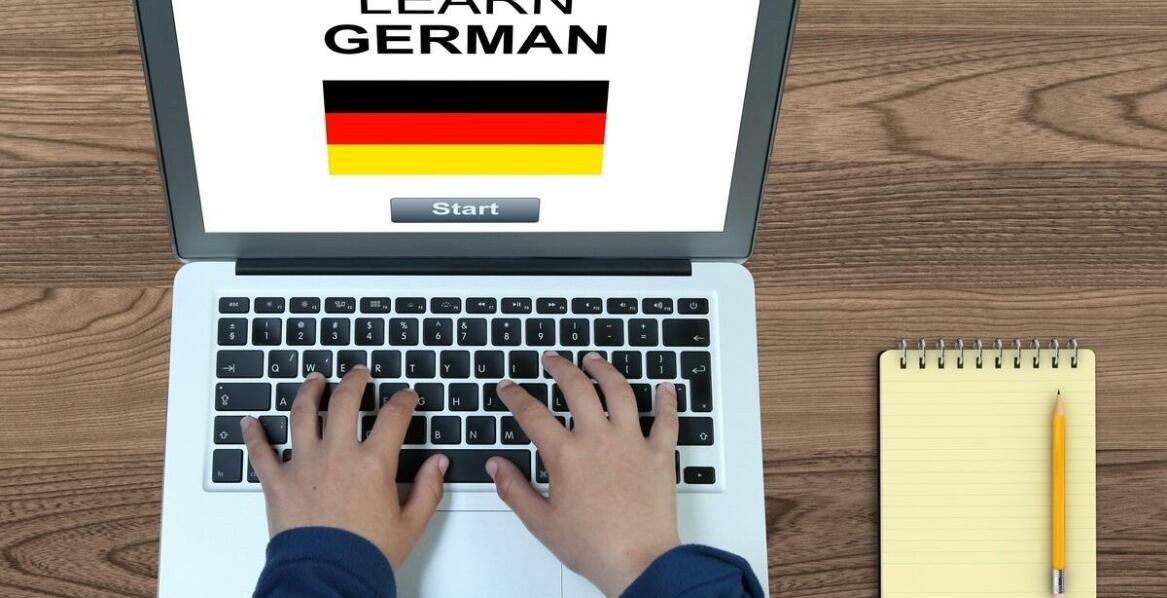 Jak intensywny kurs angielskiego online dla dorosłych wspiera naukę zrozumienia ze słuchu?