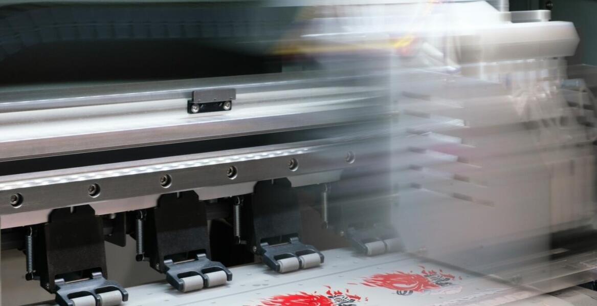 Proces druku lateksowego – jak nowoczesne technologie wpływają na jakość
