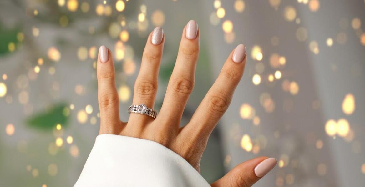 Pierścionki zaręczynowe z szafirem w historii i kulturze: co warto wiedzieć?