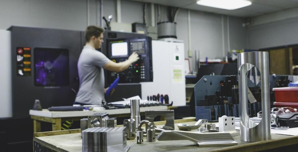 Wpływ automatyzacji na procesy produkcji kosmetyków: maszyny do hot stampingu