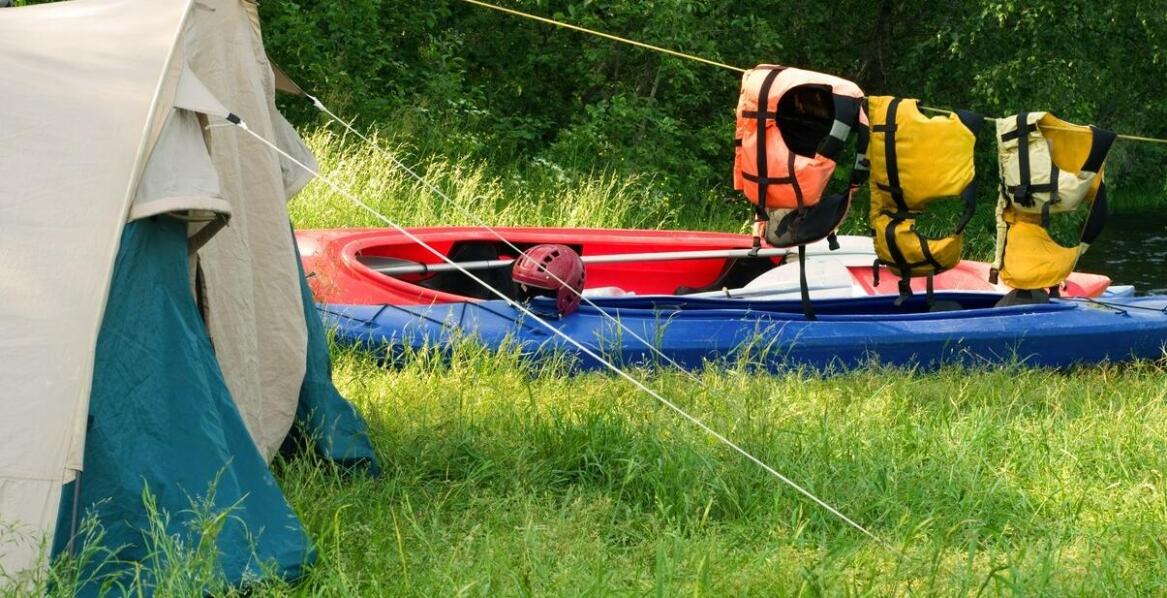 Poradnik po akcesoriach biwakowych dla zapalonych wędkarzy