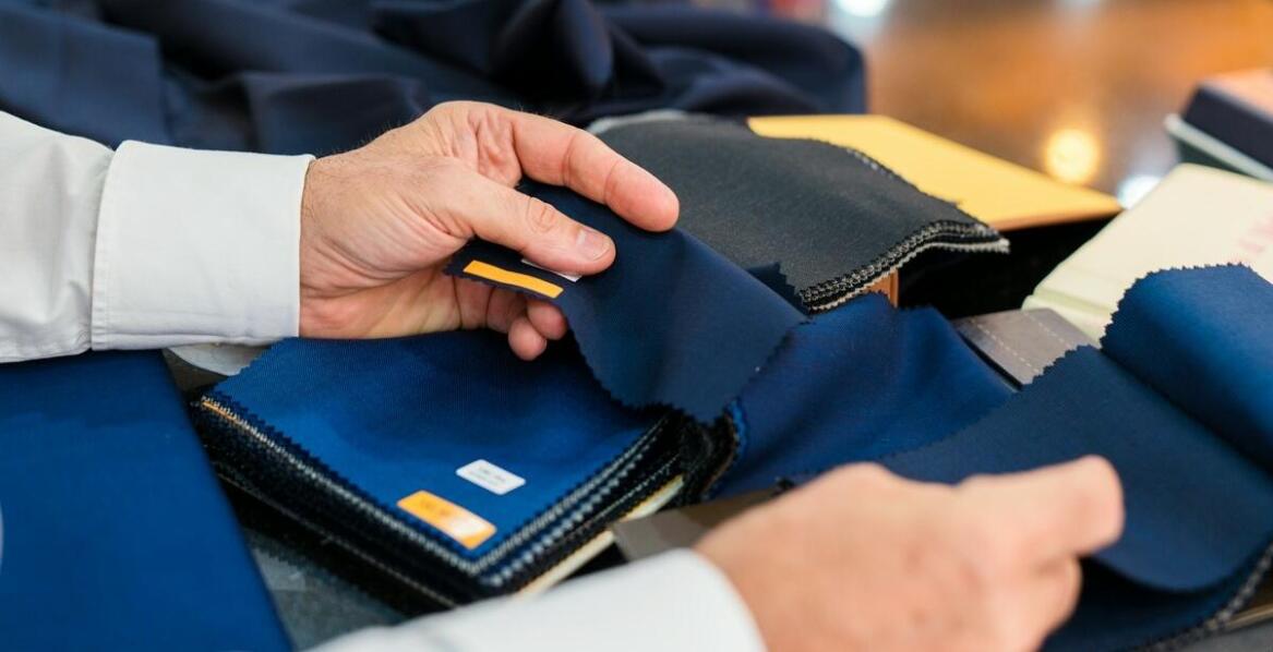 Jakie materiały zapewniają trwałość i funkcjonalność mundurów policyjnych?