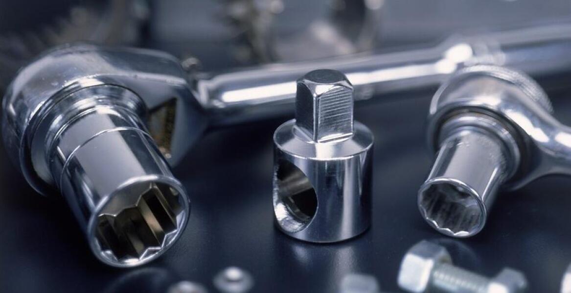 Jakie są najważniejsze narzędzia do naprawy sprężarek?