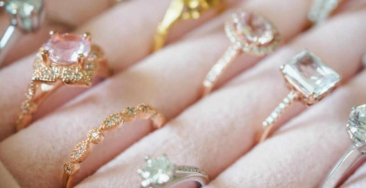 Trendy na nadchodzący sezon: jakie pierścionki zaręczynowe są teraz na topie?
