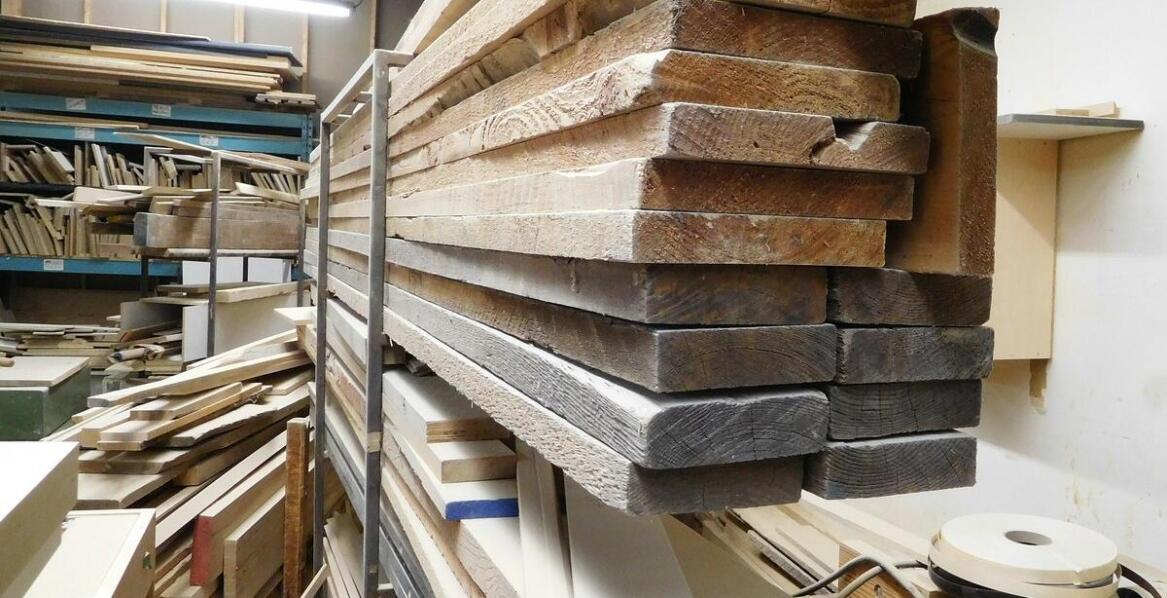 Dlaczego drewno z tartaku jest idealne do projektów remontowych?