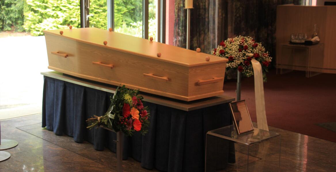 Kremacja czy tradycyjny pochówek – co oferuje salon pogrzebowy?