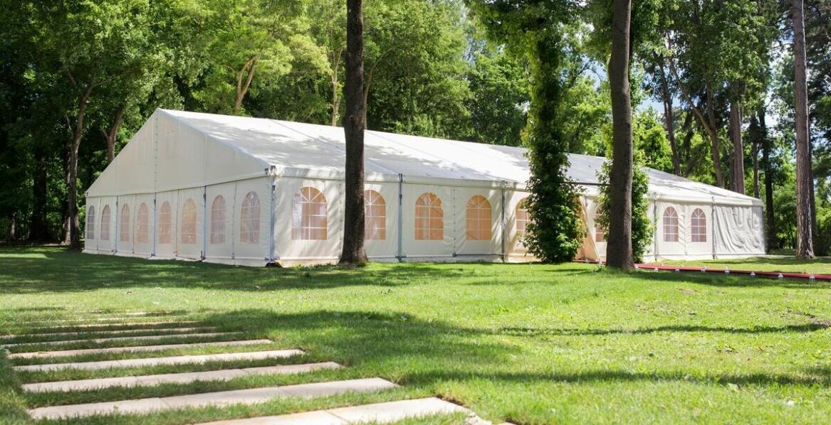 Innowacyjne rozwiązania w zakresie oświetlenia w halach namiotowych