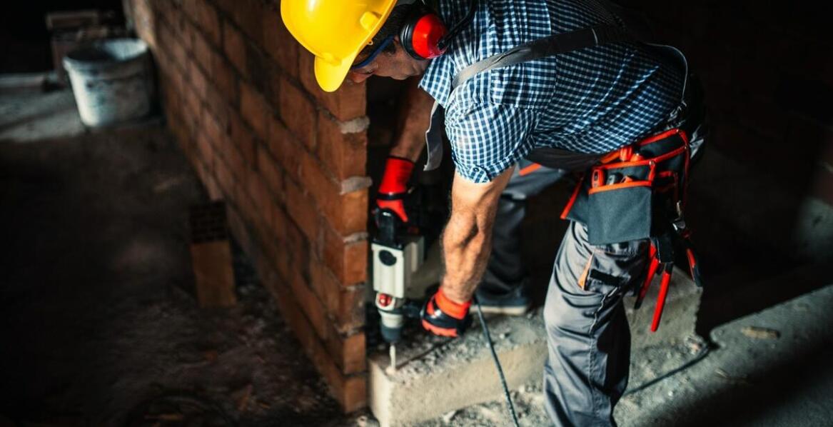 Jak rozwiercanie komina wpływa na zgodność z normami budowlanymi?