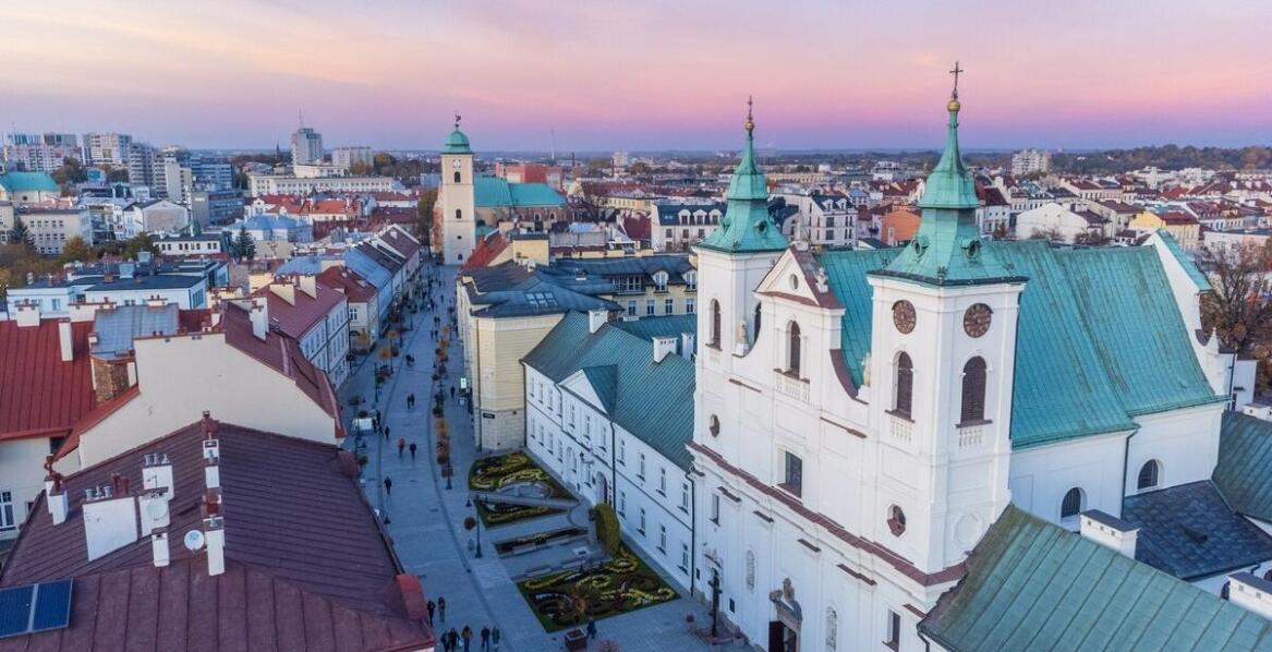 Jakie czynniki wpływają na wybór masztów aluminiowych lub kompozytowych?