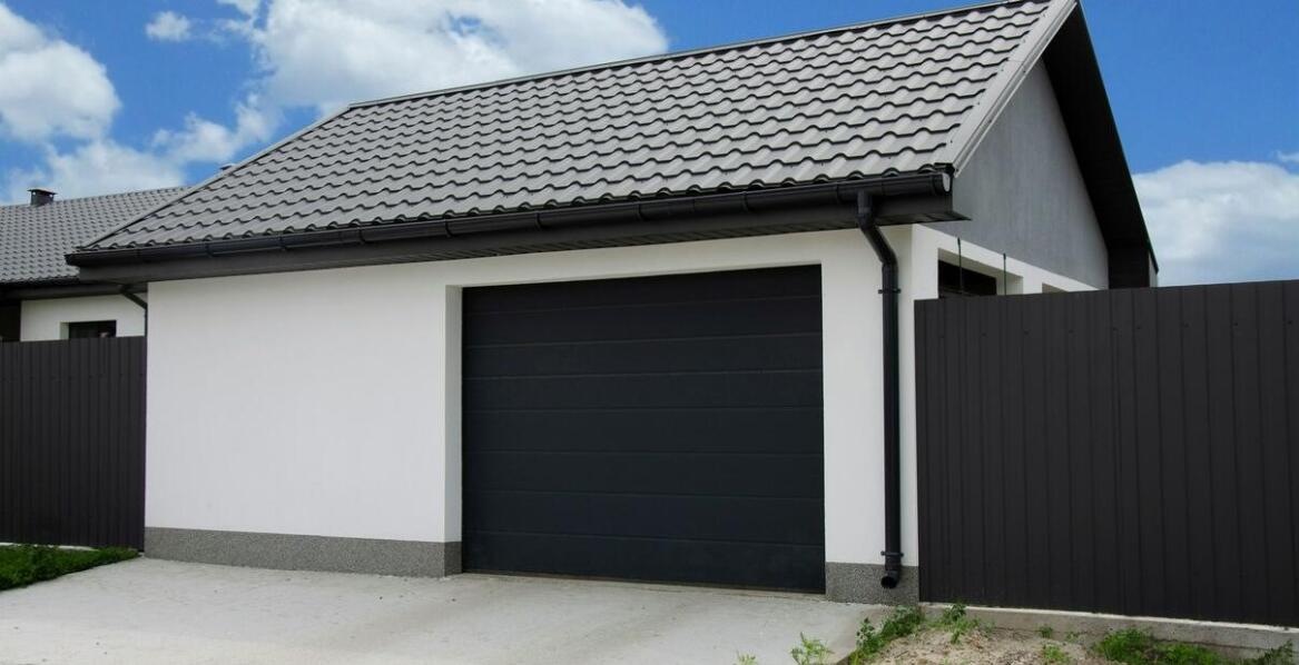 Ekonomiczne aspekty budowy garażu z płyty warstwowej 10x