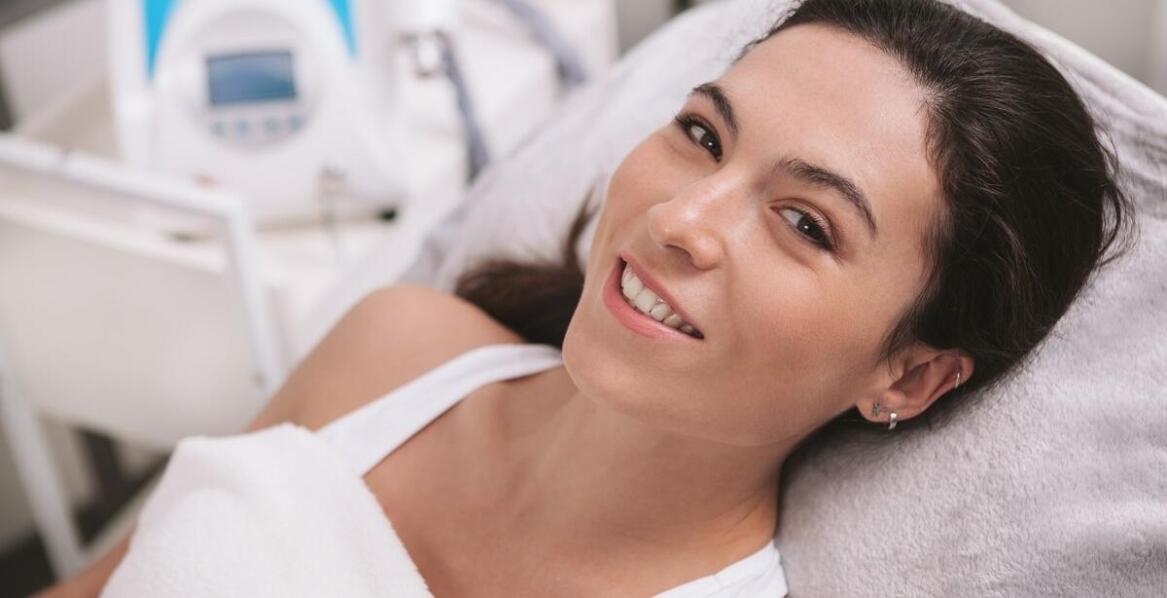 Stomatologia estetyczna a pewność siebie – jak piękny uśmiech wpływa na życie pacjentów?