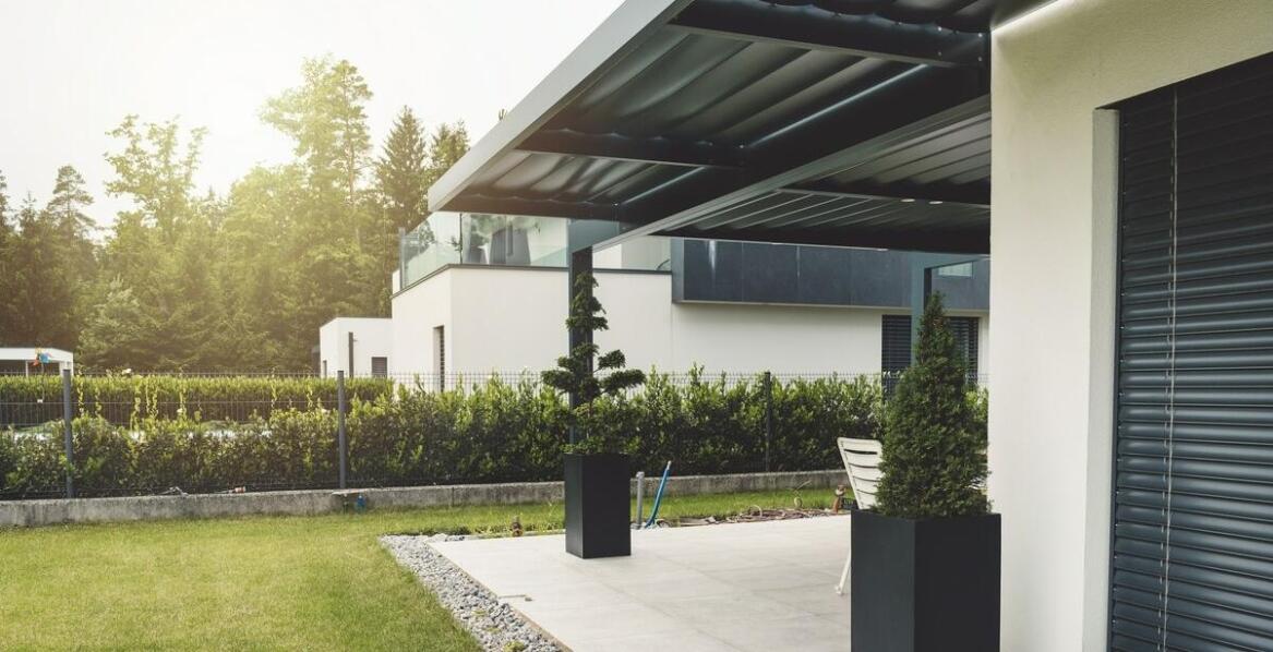 Zabudowa tarasu z poliwęglanu a ochrona przed deszczem