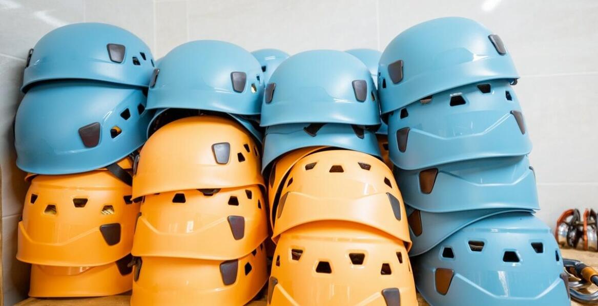 Jak dostosować hełm górniczy do specyficznych warunków pracy w kopalniach?