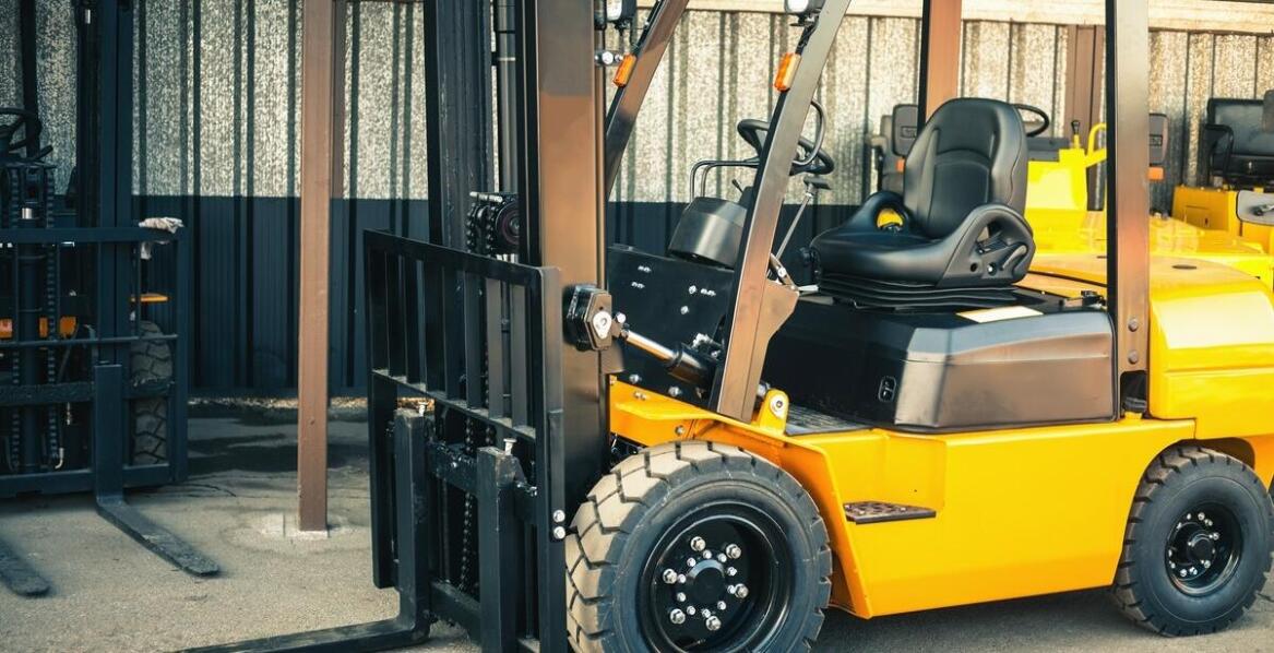 Jakie aspekty wpływają na cenę sprzedaży wózków widłowych?