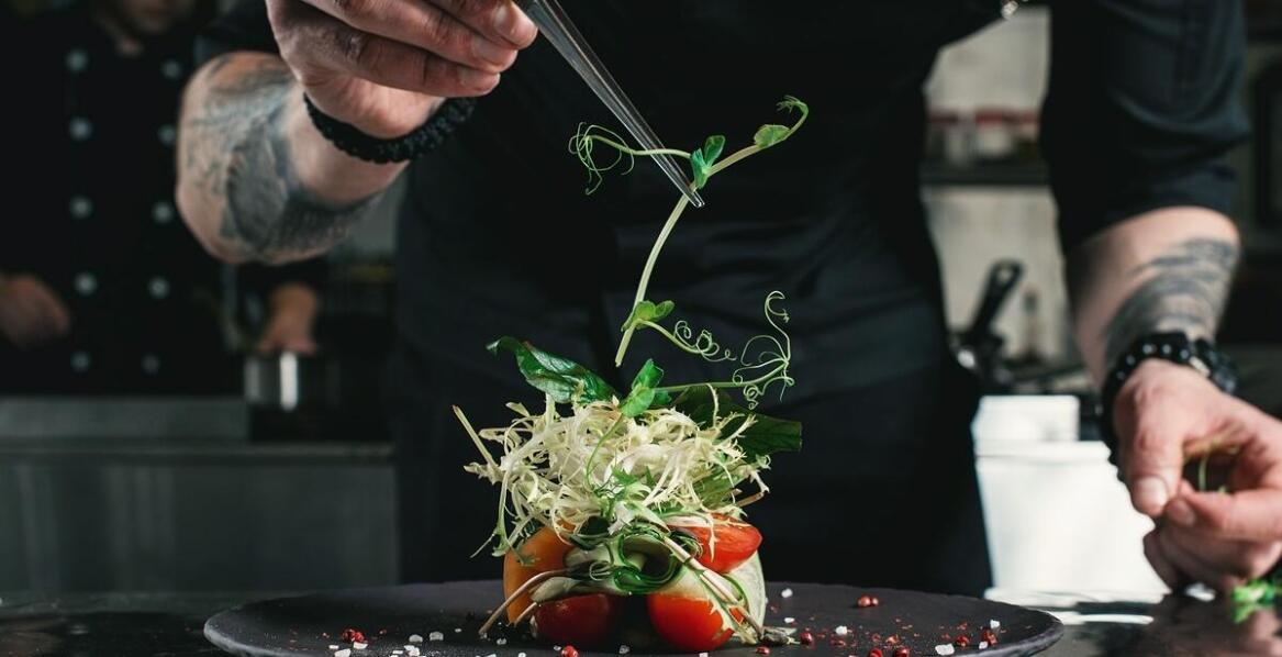 Dlaczego warto wybrać lokalną kuchnię na imprezę okolicznościową?