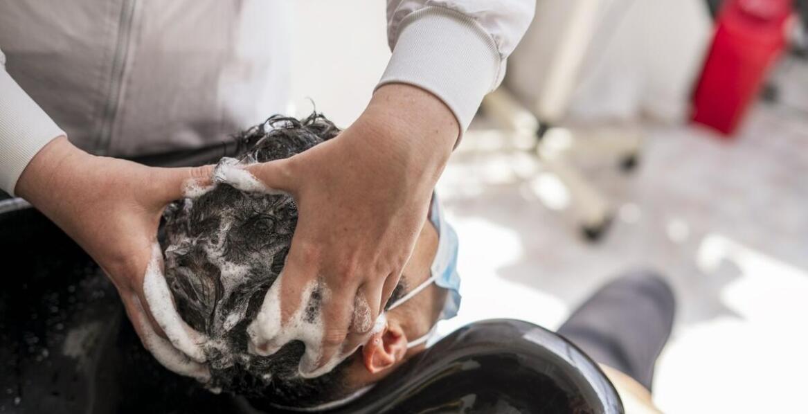 Jakie preparaty trychologiczne skutecznie zwalczają swędzenie głowy?