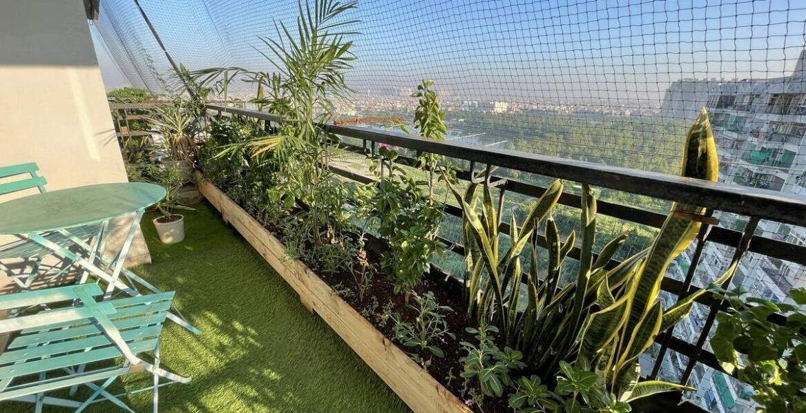 Jak wybrać idealny kwietnik na balkon, który ozdobi twoją ścianę?