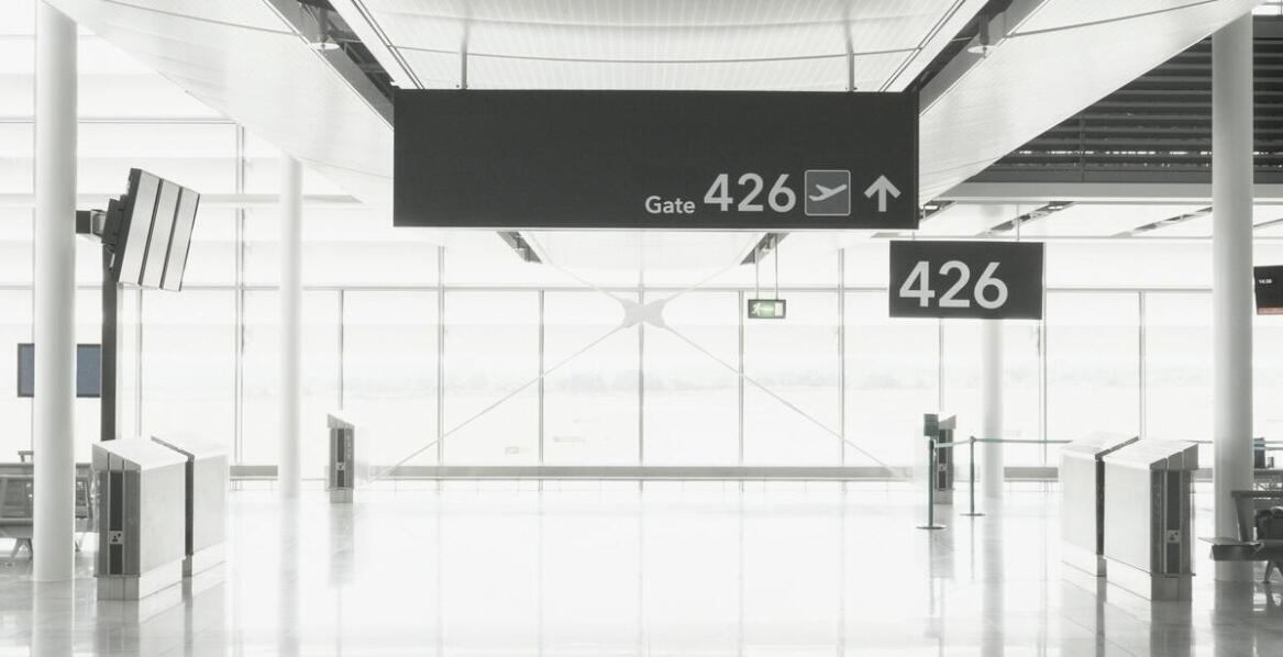 Jakie są korzyści wynikające z korzystania z szybkiej odprawy w LOT?