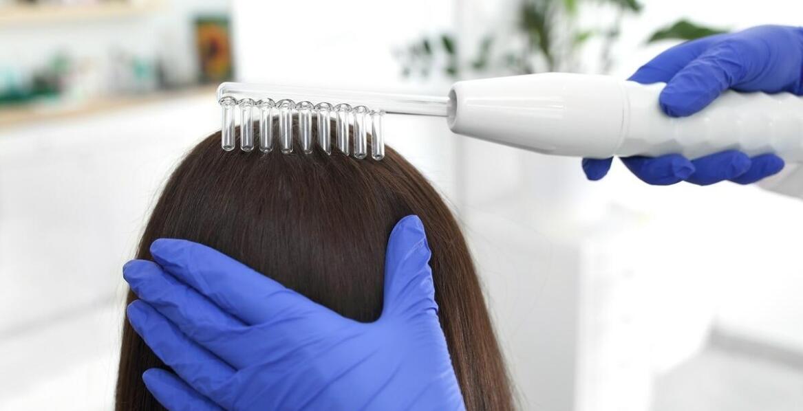 Łuszczyca skóry głowy: jakie zabiegi oferuje trychologia?