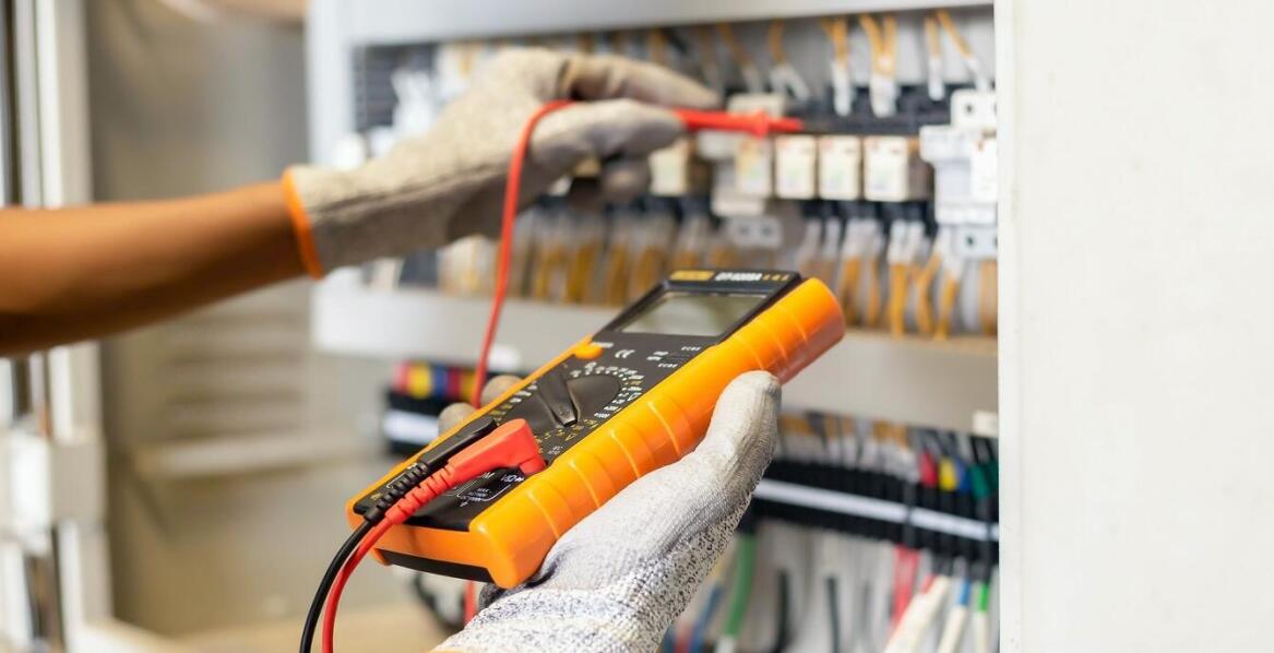 Jakie są kluczowe elementy kursu z zakresu pomiarów parametrów oświetlenia?