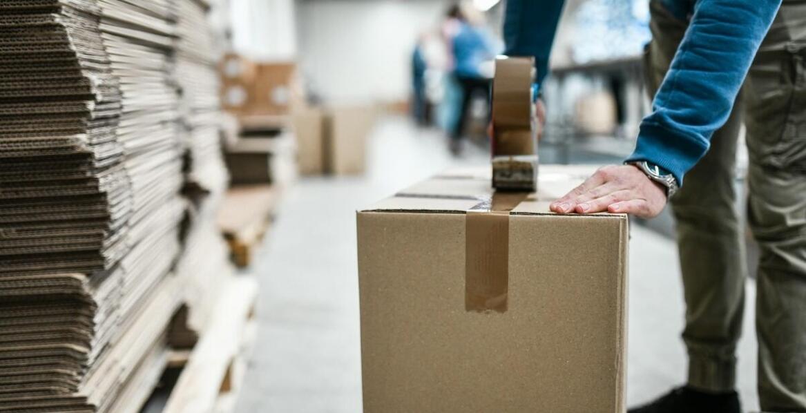 Rola taśm pakowych w zabezpieczaniu przesyłek – co warto wiedzieć?