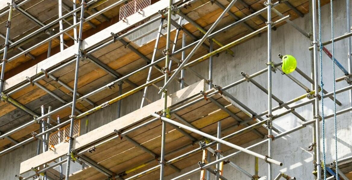 Bezpieczeństwo pracy z rusztowaniem warszawskim – co warto wiedzieć?