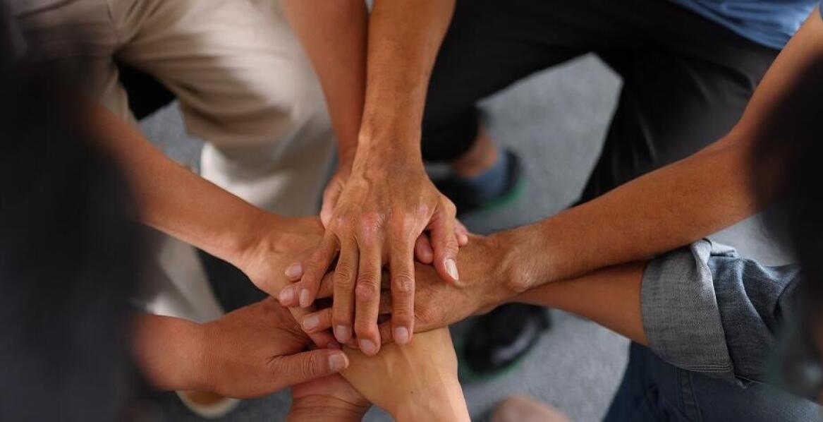 Jakie są wyzwania w prowadzeniu terapii grupowej w ośrodkach odwykowych?