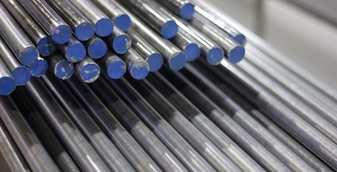 Porównanie stali 1.3243 z innymi stalami szybkotnącymi: co wyróżnia ten materiał?