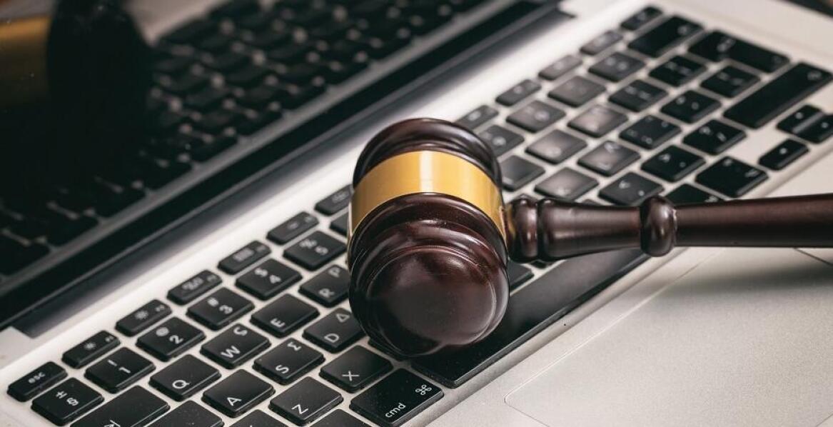 Jak komornik korzysta z systemów elektronicznych w organizacji licytacji?