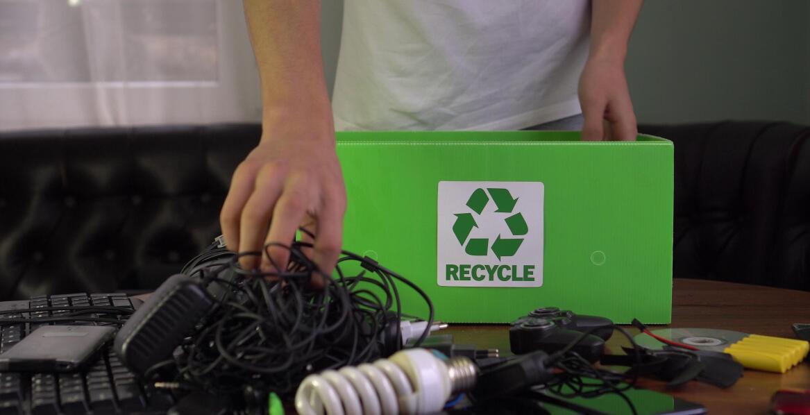 Jak przebiega utylizacja komputerów: kluczowe etapy procesu