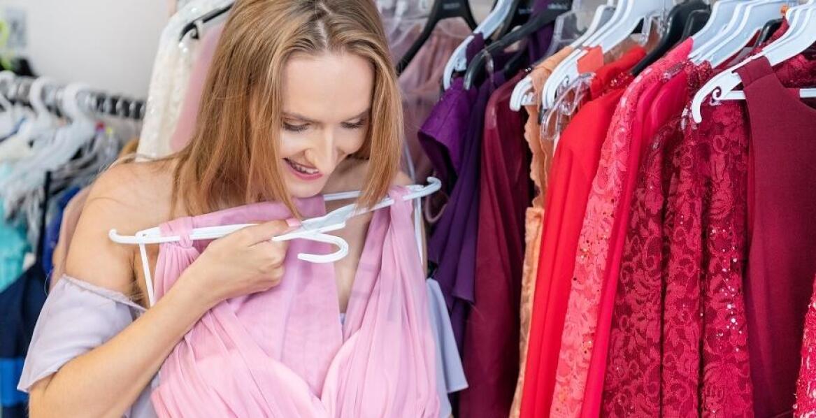 Najlepsze okazje na outlet sukienki – przewodnik dla łowców trendów