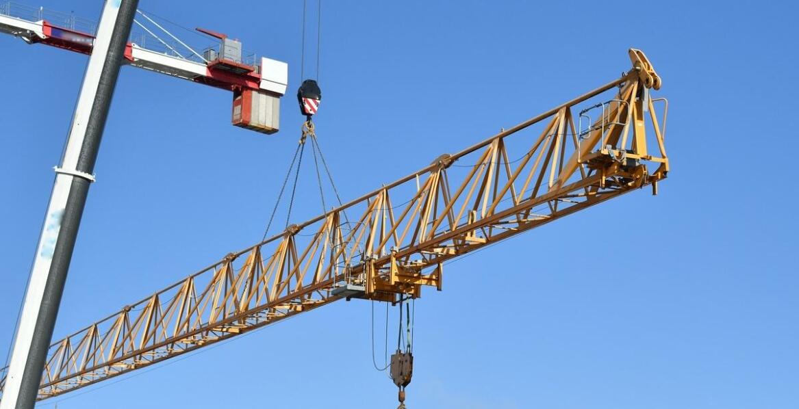 Profesjonalne usługi dźwigowe: Bezpieczne relokacje maszyn w fabrykach