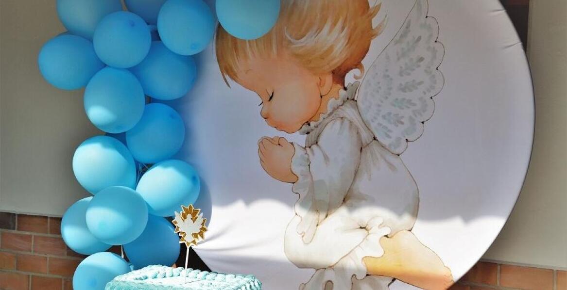 Napis chrzest święty jako wyjątkowy element dekoracyjny