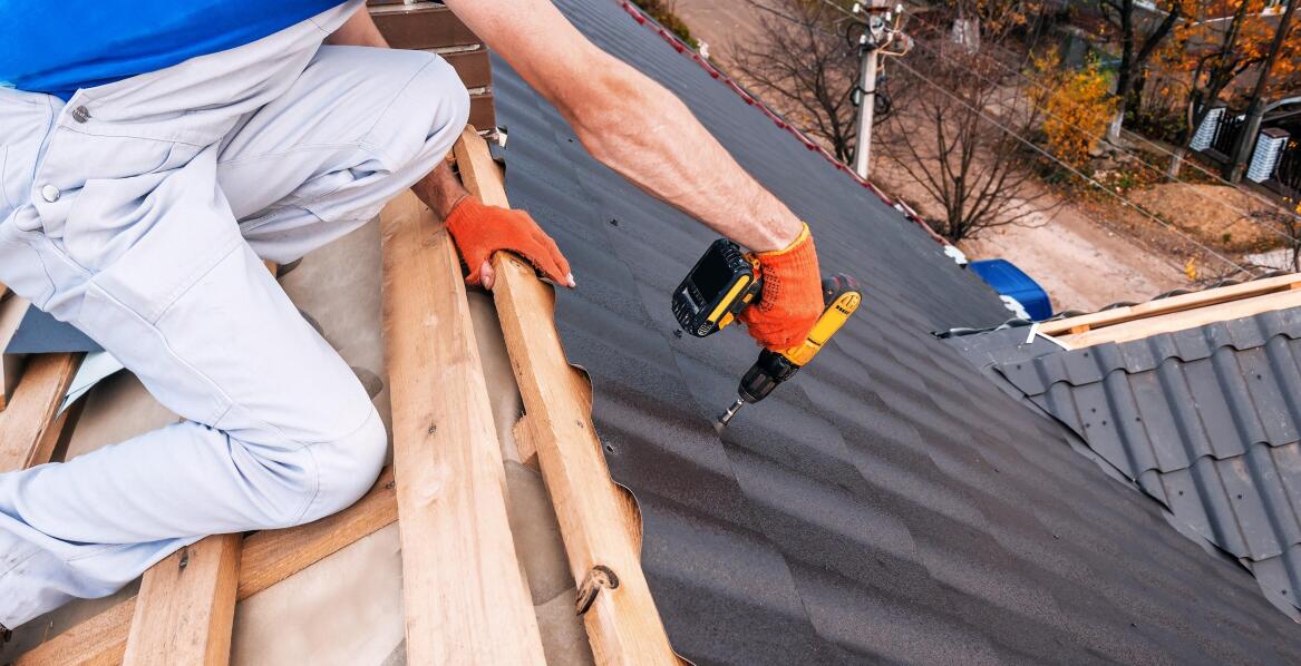 Jak wybrać najlepsze mocowania i elementy złączne do montażu dachu?