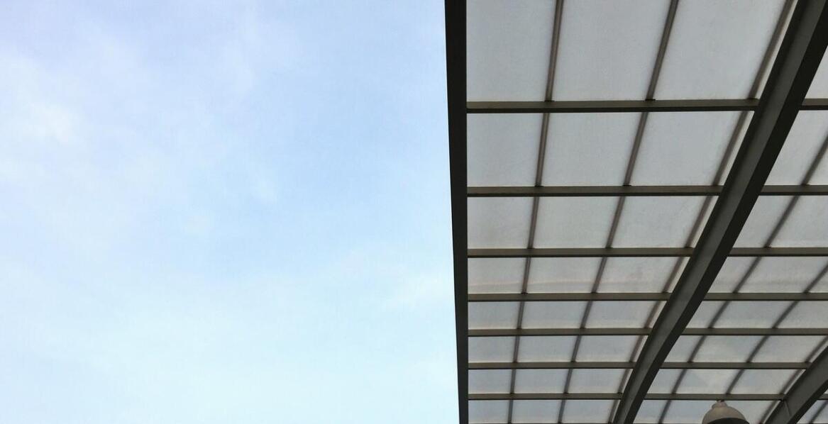 Jak płyty PMMA UV przyczyniają się do trwałości zadaszeń