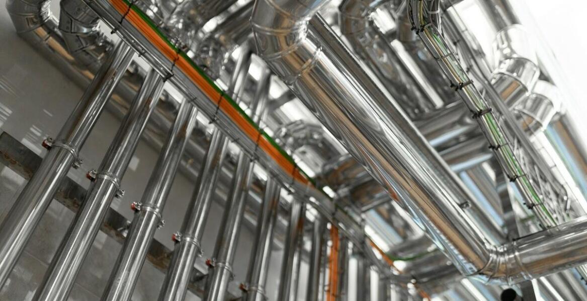 Zastosowanie rurociągów i wsporników w budownictwie przemysłowym