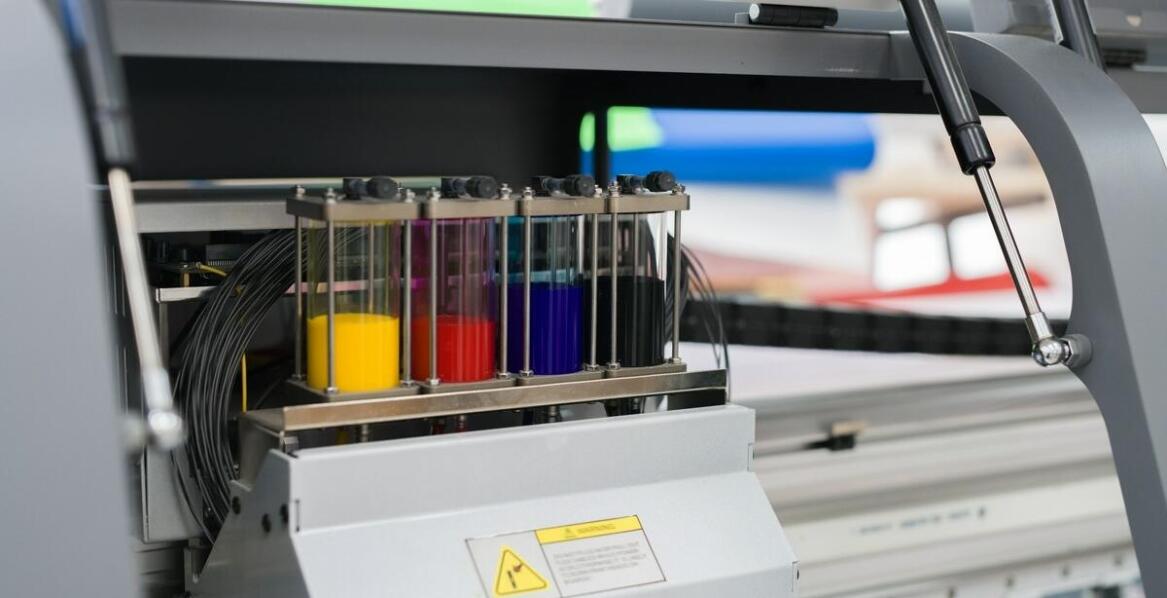 Różnorodność zastosowań cięcia tworzyw sztucznych w branży marketingowej