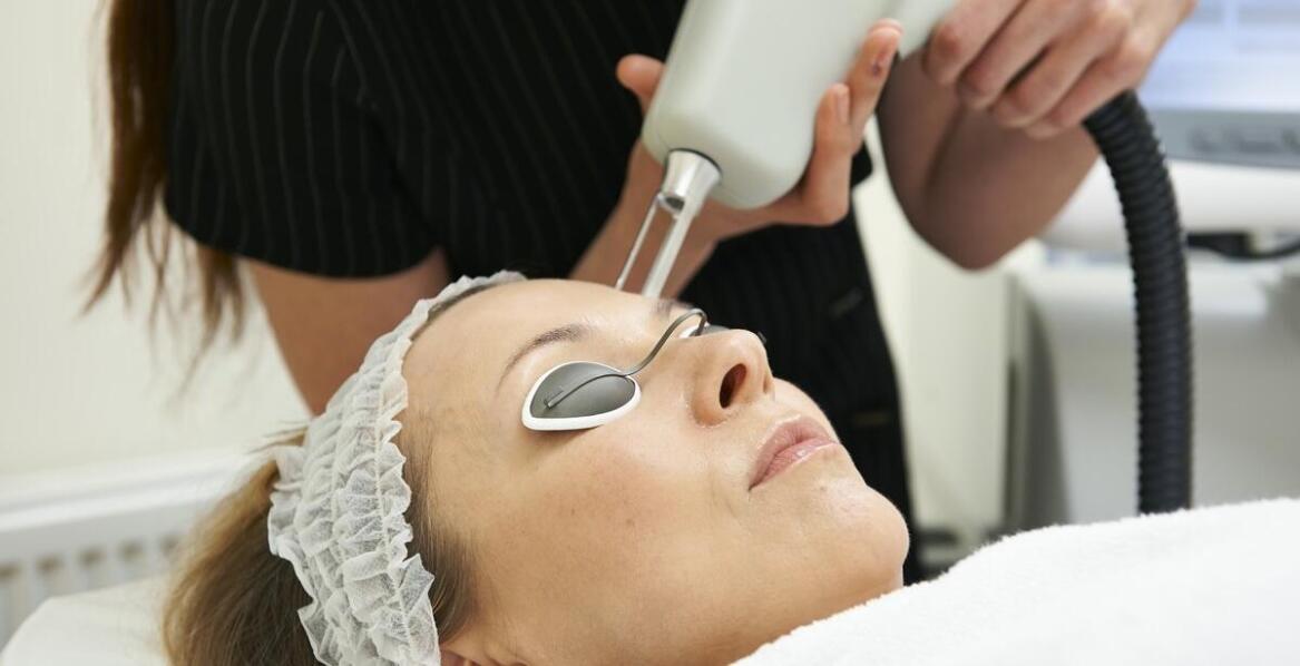 Proces usuwania przebarwień skórnych za pomocą nowoczesnych technologii laserowych