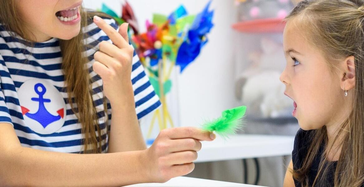 Terapia mowy dla pacjentów po udarze mózgu: Neurologopedyczne podejście