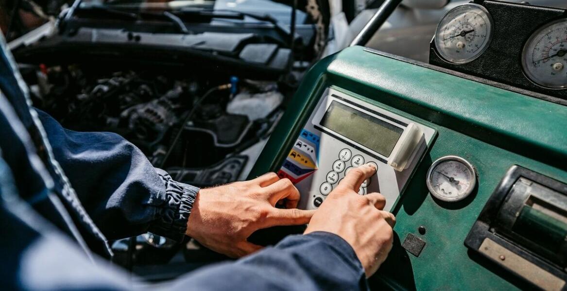 Naprawa maszyn budowlanych JCB: znaczenie szybkiej reakcji serwisu