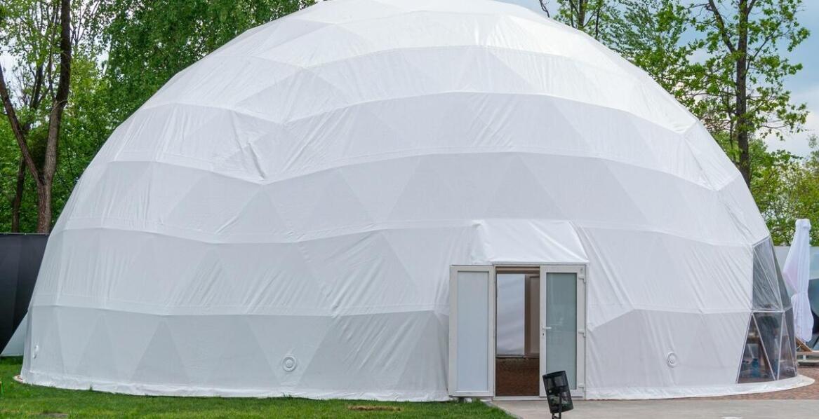 Jak namioty pneumatyczne mogą wspierać działania promocyjne firmy?