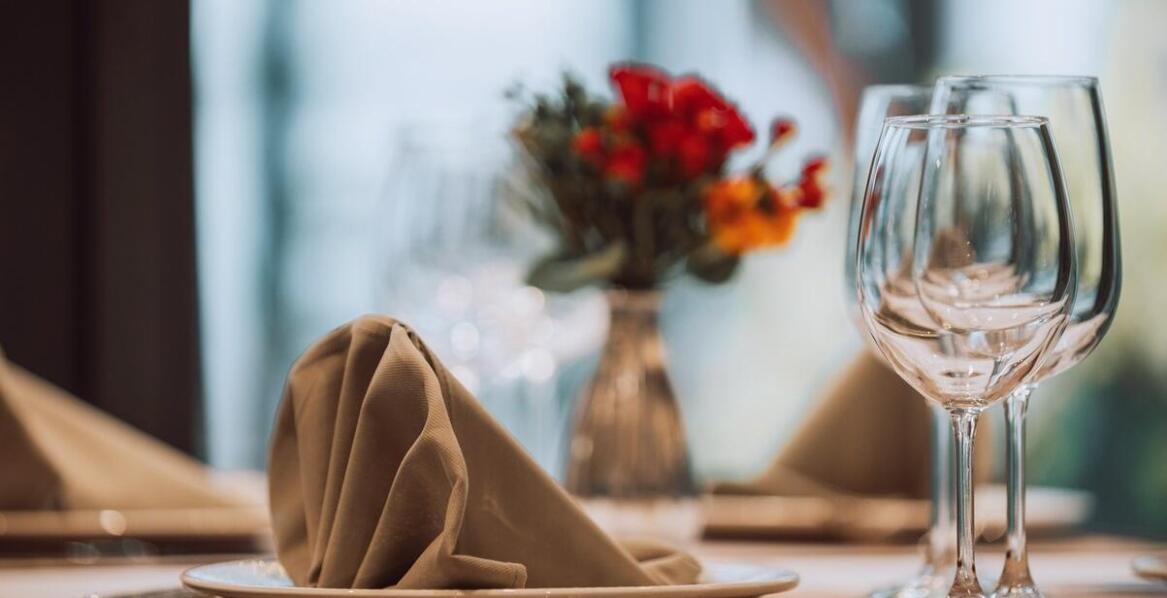 Jakie rodzaje stołów bankietowych są dostępne w ofercie wypożyczalni?