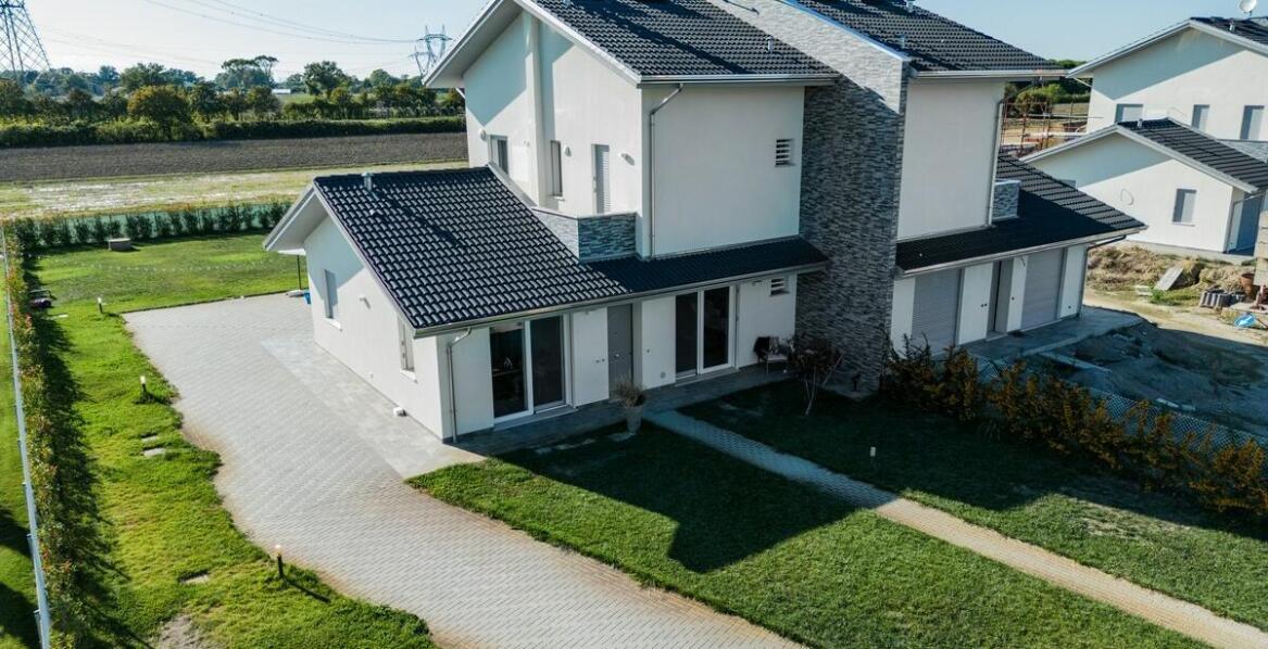 Jakie są kluczowe korzyści z budowy domów w Raszynie?