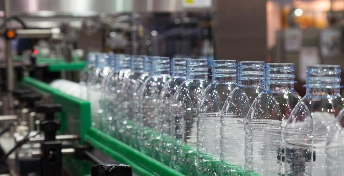 Zastosowanie zielonej energii w produkcji butelek plastikowych