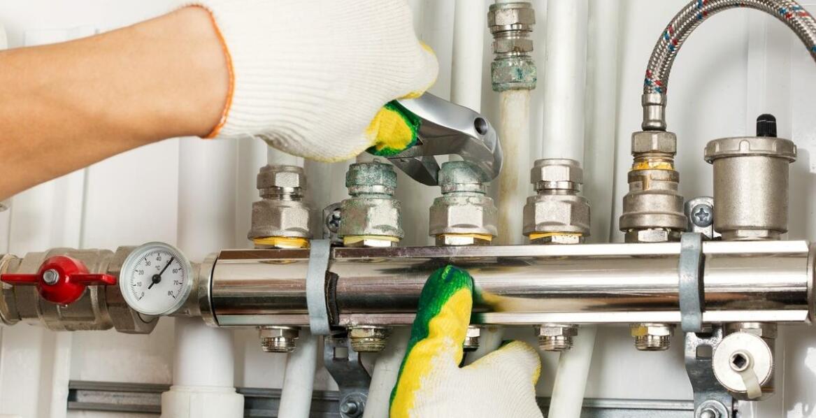 Jak usługi hydrauliczne wpływają na bezpieczeństwo budynków?