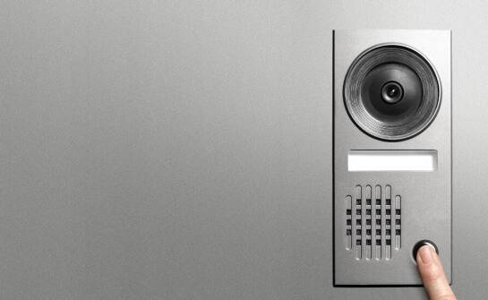 Wideodomofon wielorodzinny a oszczędność energii – jakie rozwiązania są dostępne?