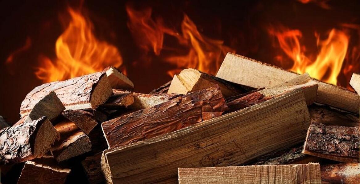 Drewno kominkowe: czy warto inwestować w sezonowane polana?